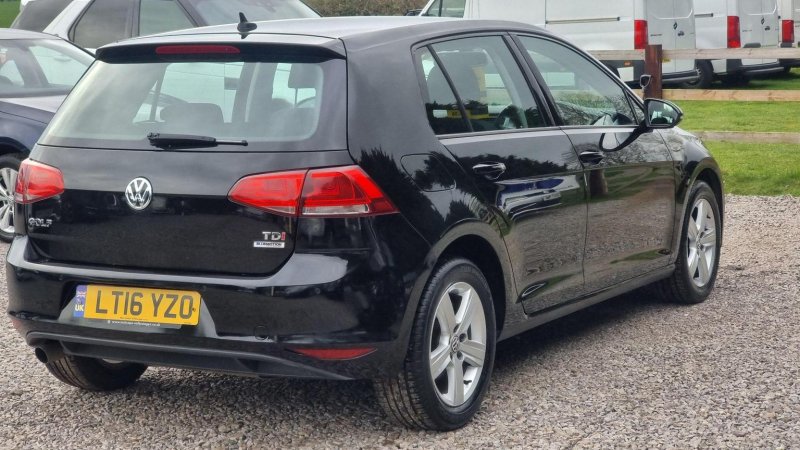 VOLKSWAGEN GOLF